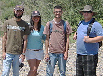 Foto de grupo de cuatro estudiantes.