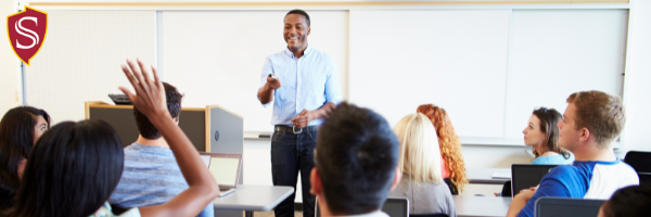 Estudiantes y profesor en un aula.