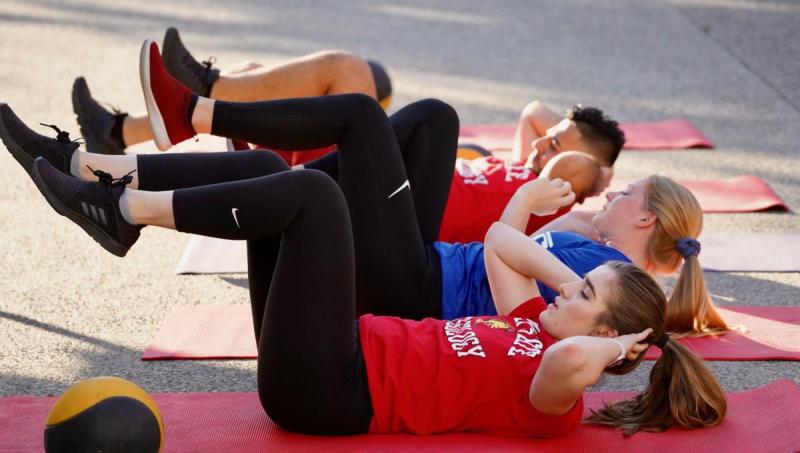 People doing sit-ups