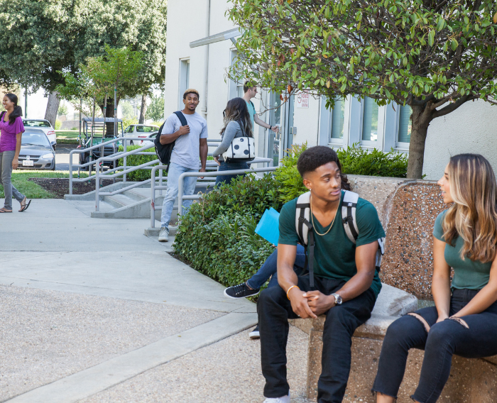 Estudiantes del campus de Stockton hablando.