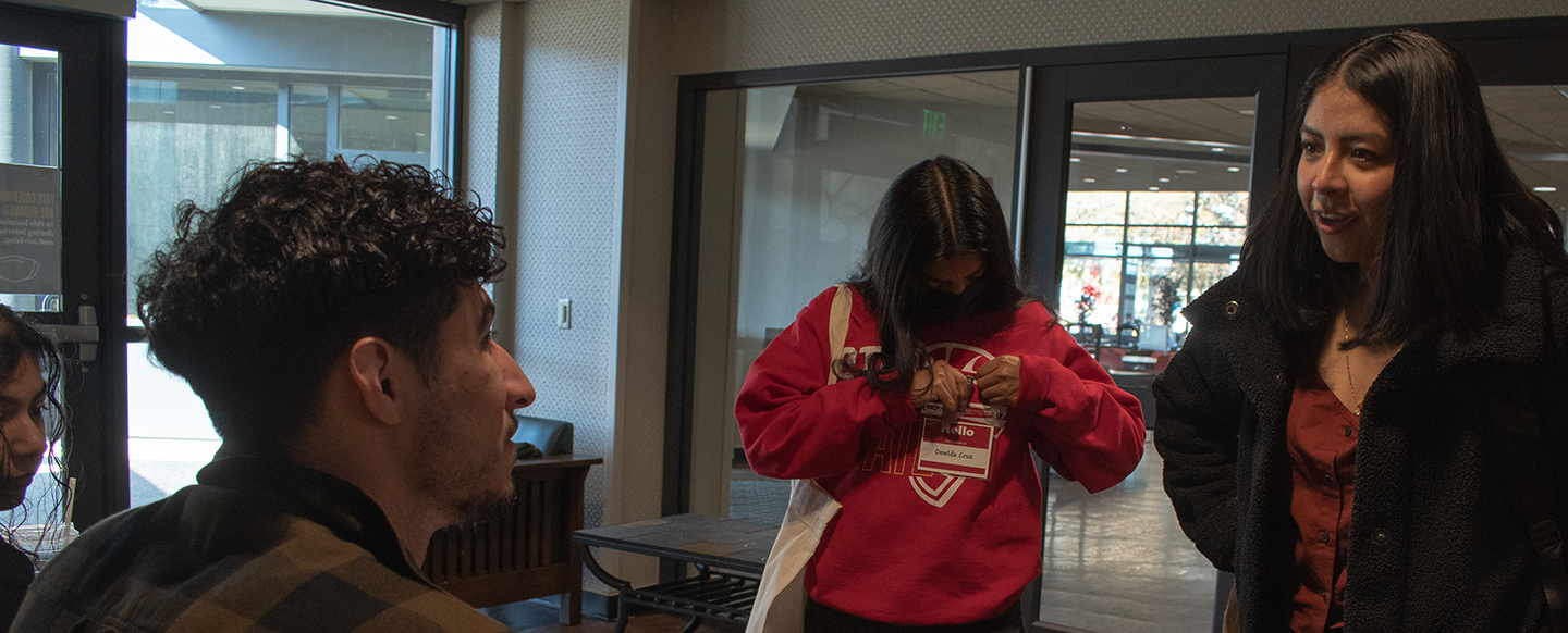 A student assistant checks in participants of the Faculty Mentor Program.