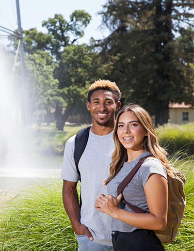 estudiantes en el campus de Stockton