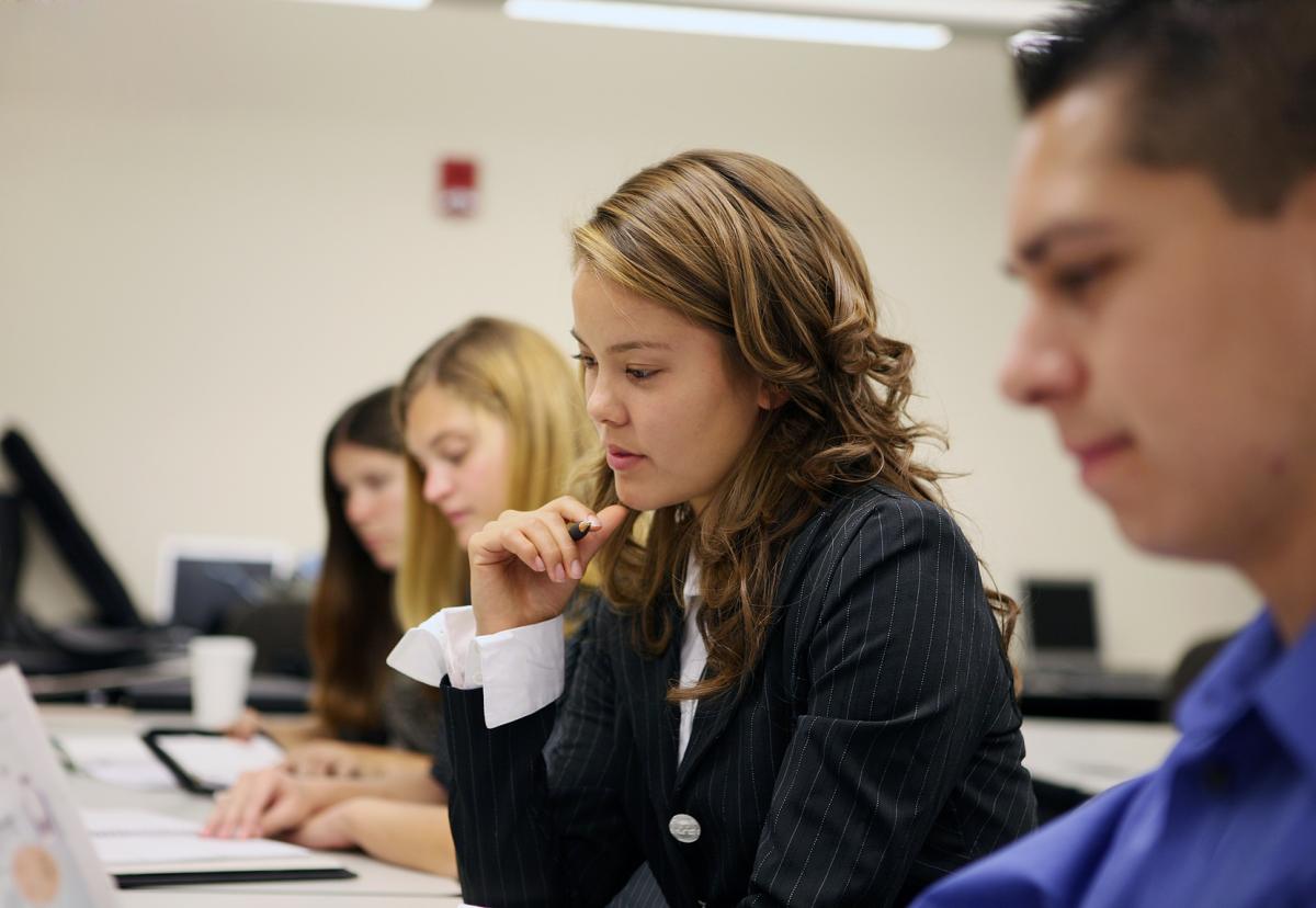 Estudiante trabajando en computadora