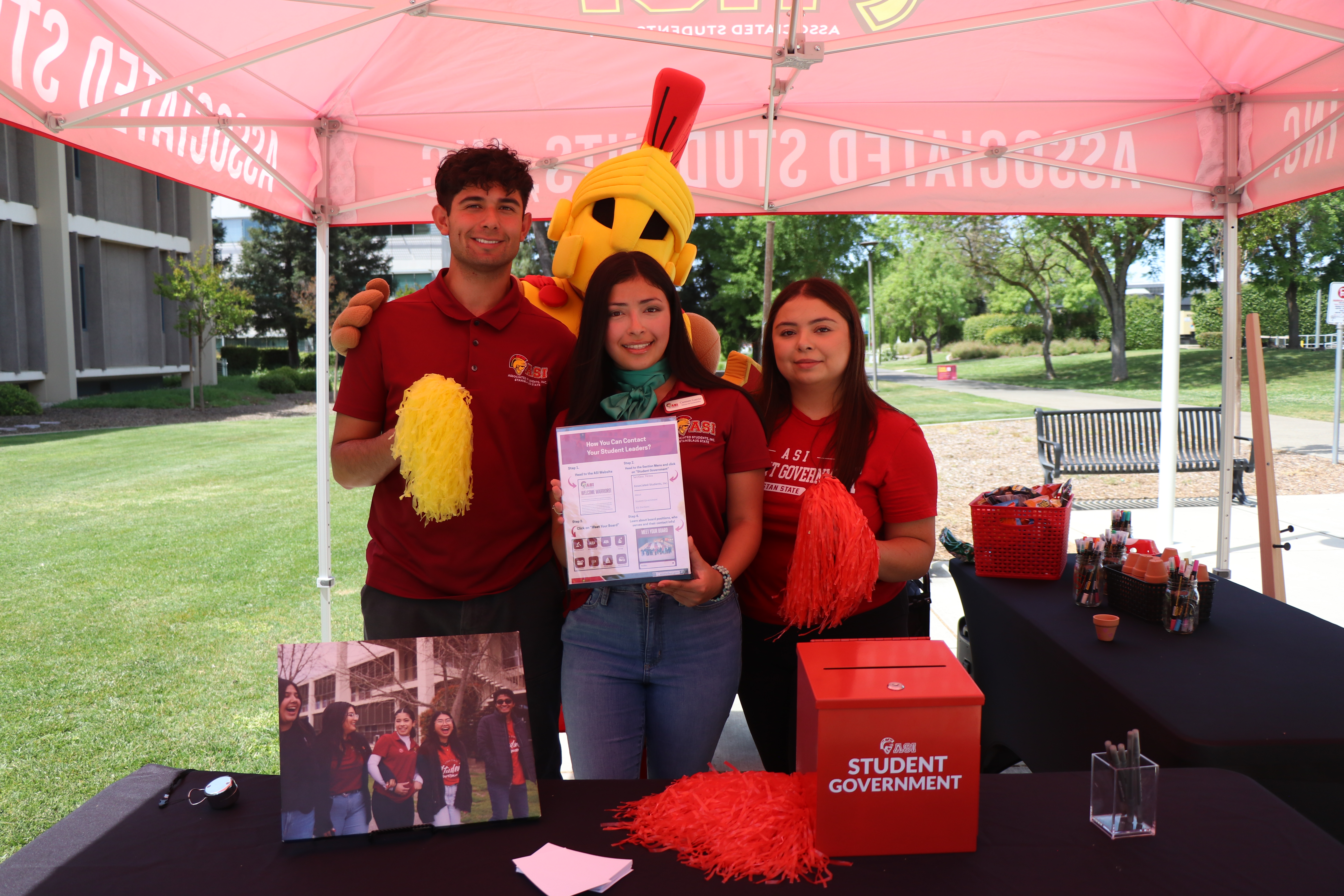 Students and Titus promoting student government