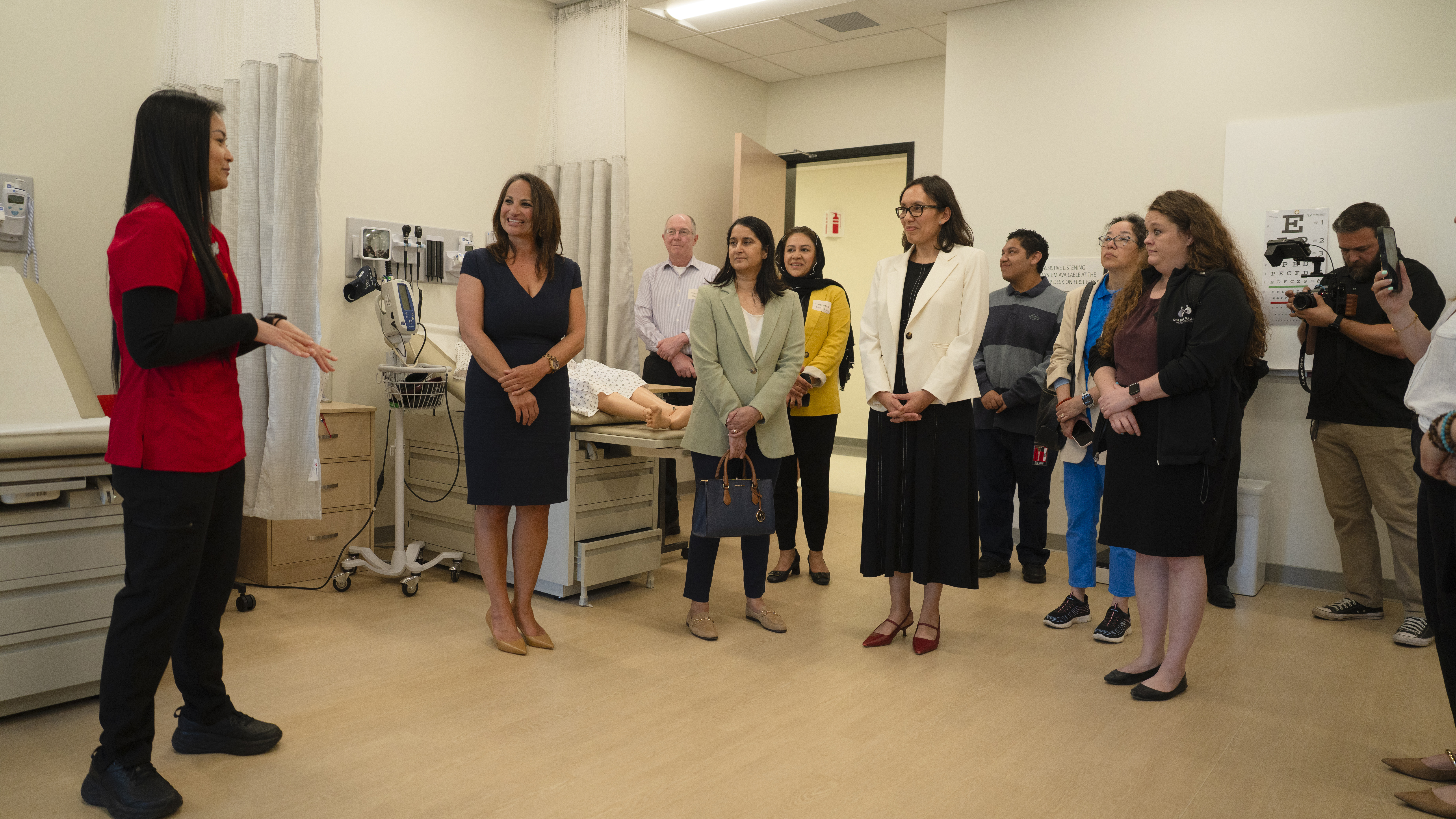 Nursing student talks with a group in a simulation lab