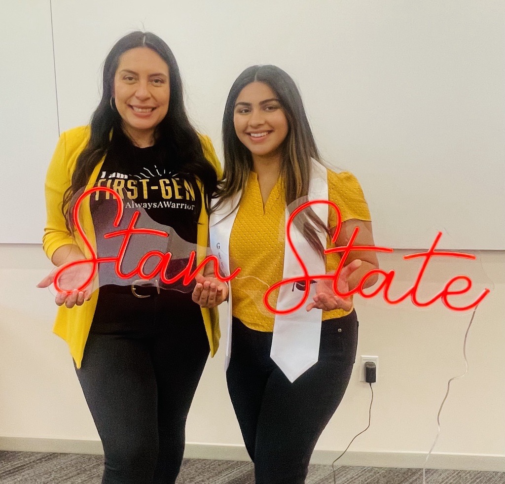 Advisor Lissett De La Cruz with studen