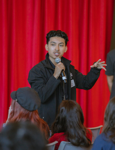 A student speaks to other attendees of the JAMEN 2.0 Summit.