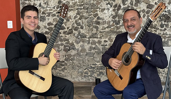 Córdova to the left of Rodríguez both holding their guitars.