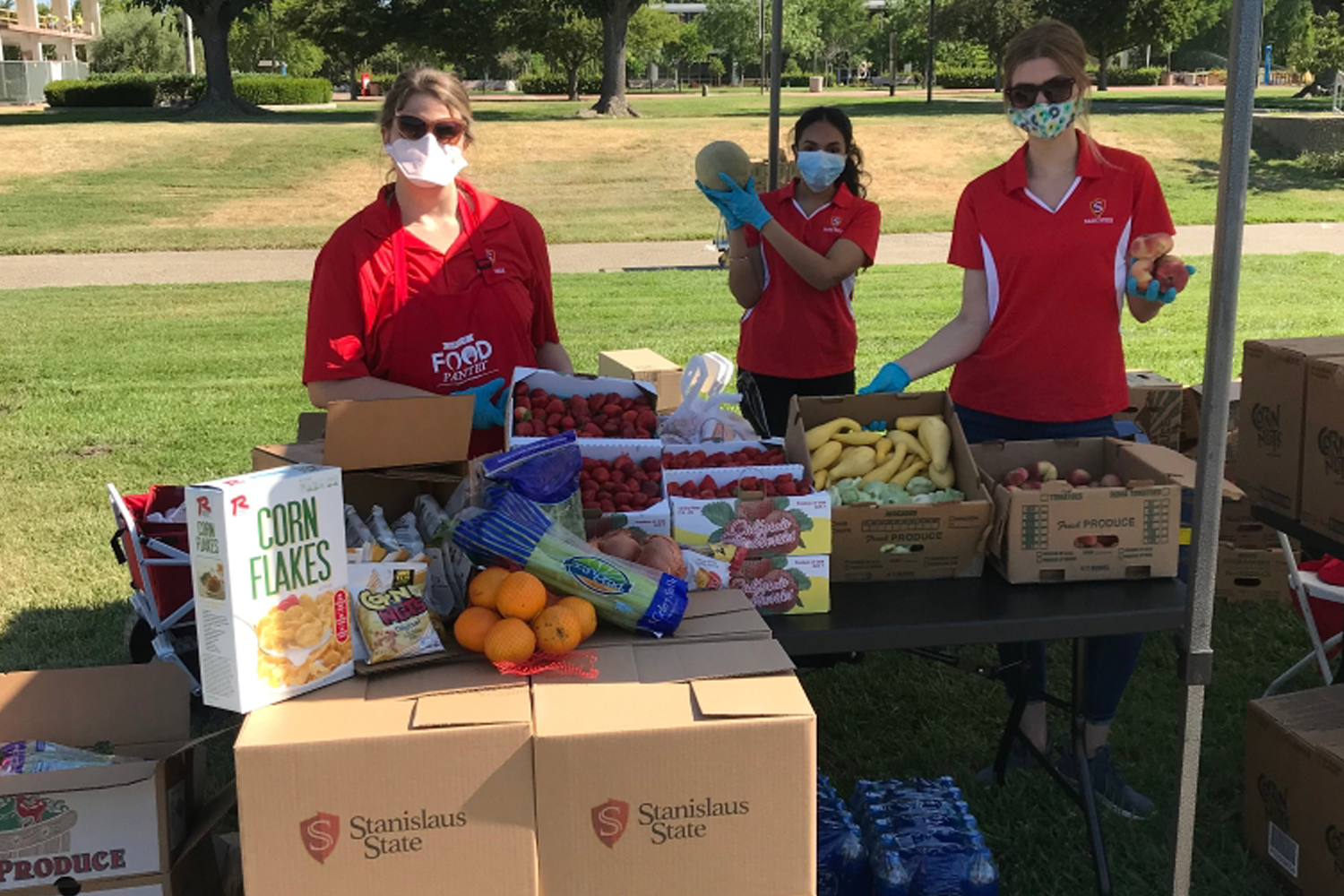 helpers distributing food