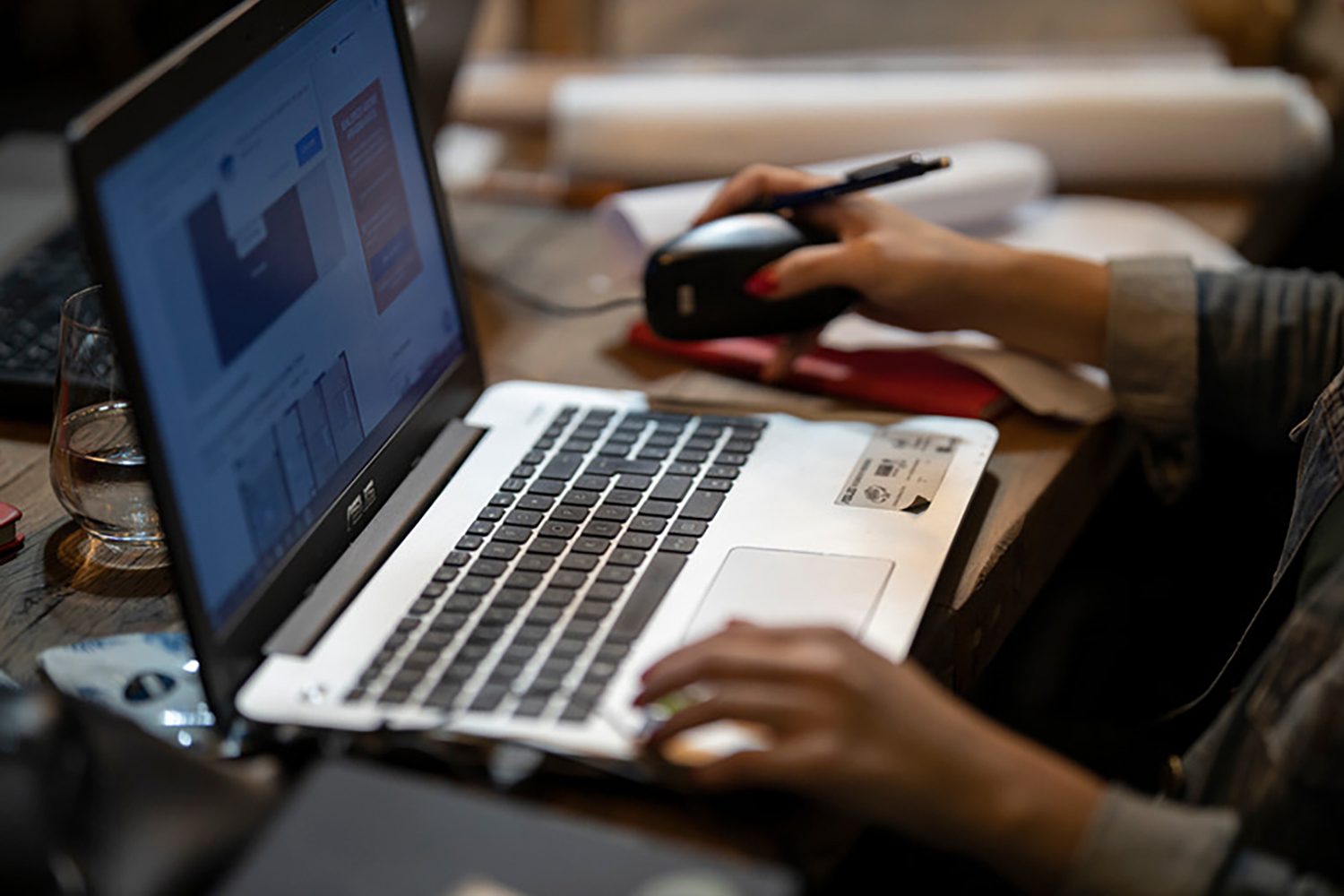 Individual on laptop.