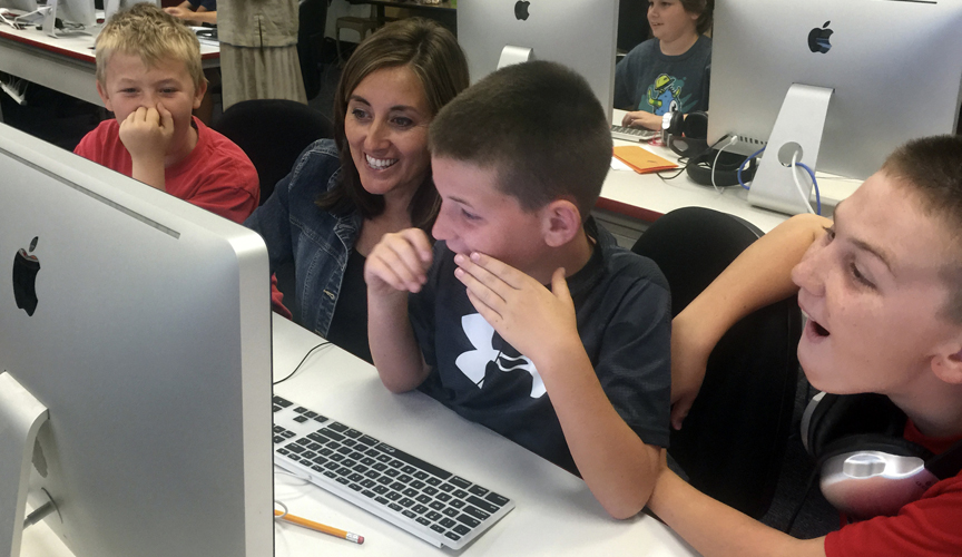 Children learning on Apple computer