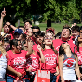 Foto de multitud de estudiantes