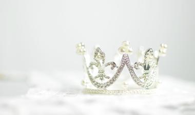 A picture of a crown