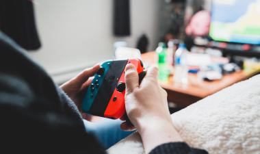 person holding a nintendo swtich joycon controller